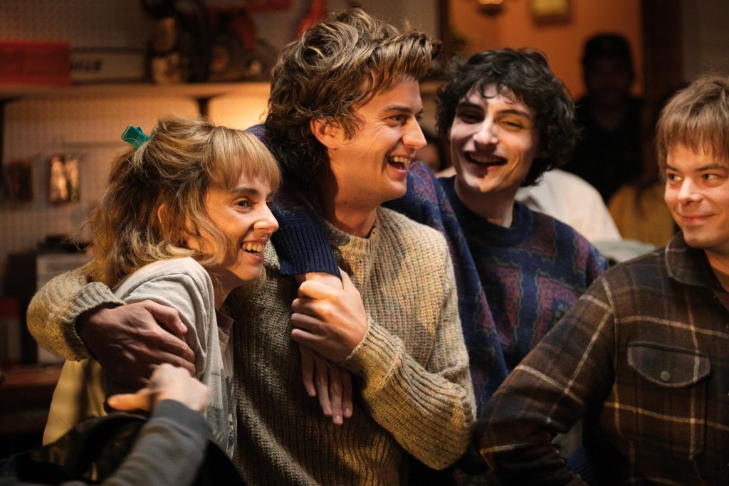 Foto Stranger Things 5: https://x.com/StrangerNews11/status/1894468883492282745/photo/1