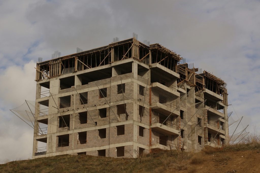 Mouckup Digital: https://unsplash.com/photos/brown-concrete-building-under-blue-sky-during-daytime-cUYOHKSEhf0