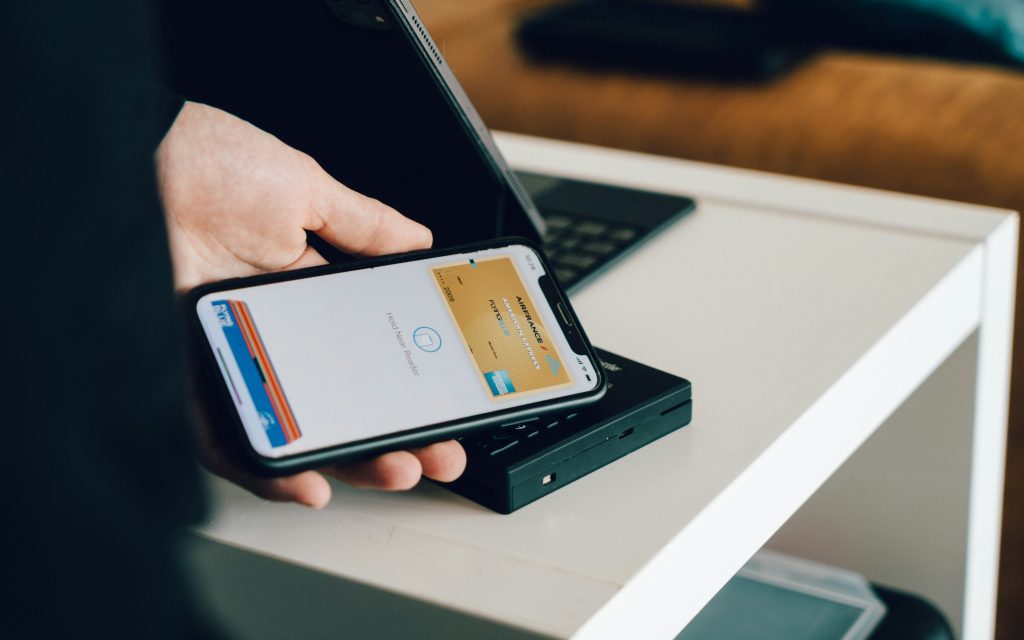 Sumber foto AI: https://unsplash.com/photos/person-holding-black-android-smartphone-XH2JFgT4Abc