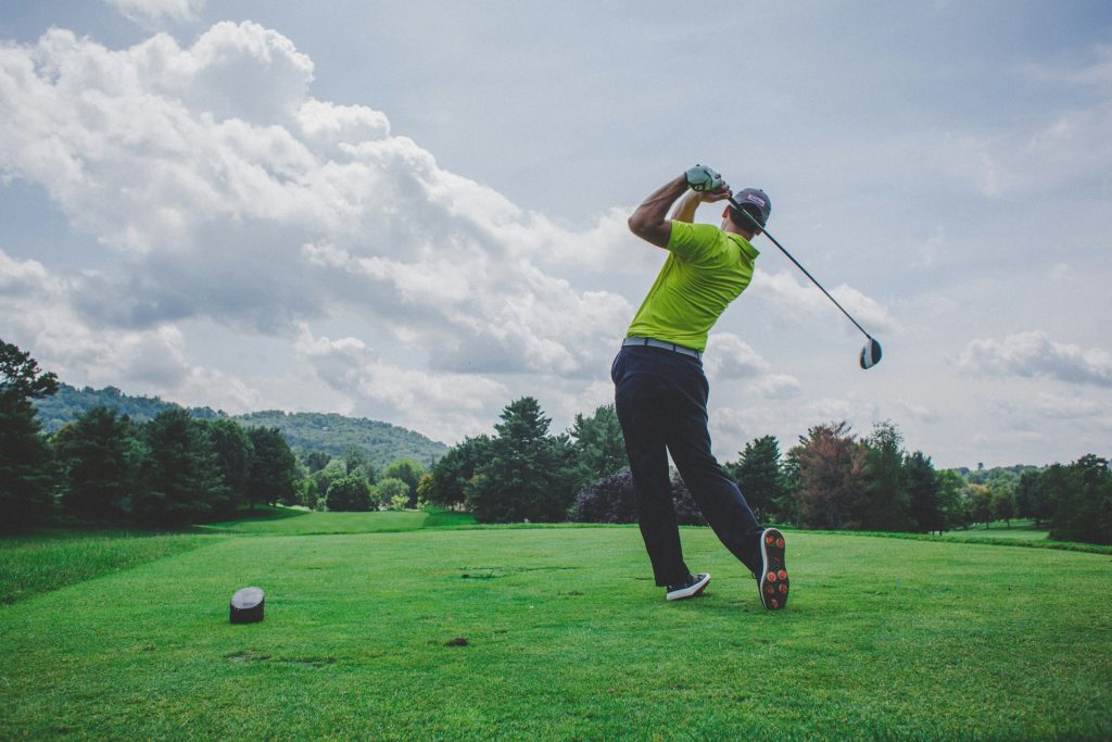Sumber foto dunia olahraga: https://unsplash.com/photos/photo-of-man-swinging-golf-driver-SsIIw_MET0E
