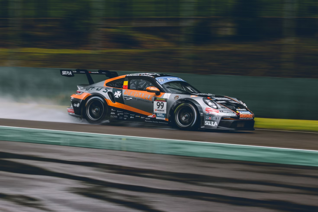 Sumber: https://unsplash.com/photos/a-car-driving-on-a-race-track-during-the-day-Y__ZYcowSo0