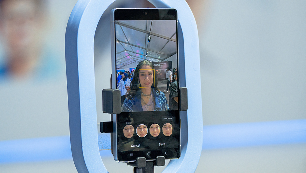 Fitur AI: https://news.samsung.com/id/galaxy-s25-adalah-true-ai-companion-seorang-dian-sastrowardoyo