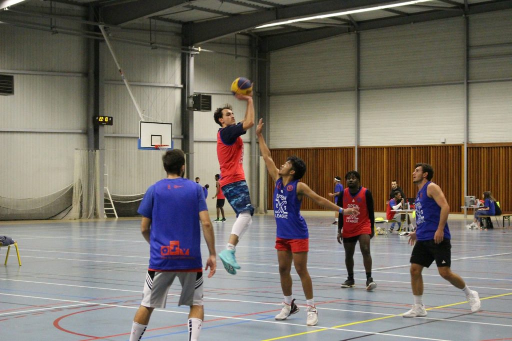Sumber foto bola voli: https://unsplash.com/photos/women-playing-volleyball-inside-court-aZVpxRydiJk
