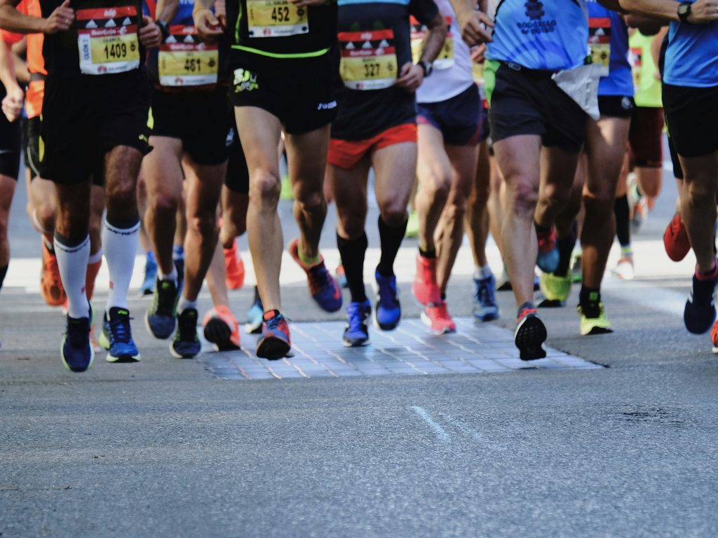 Source Maraton Pic: https://unsplash.com/photos/people-running-on-gray-asphalt-road-during-daytime-QDv-uBc-poY