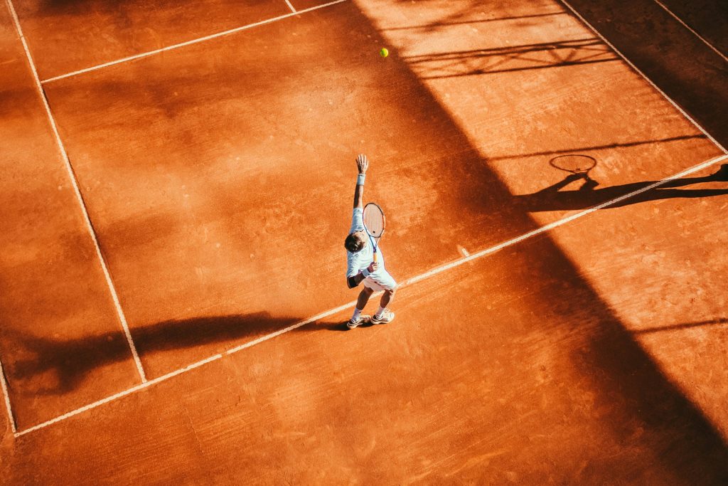 Sumber foto dunia olahraga: https://unsplash.com/photos/man-playing-tennis-WqI-PbYugn4