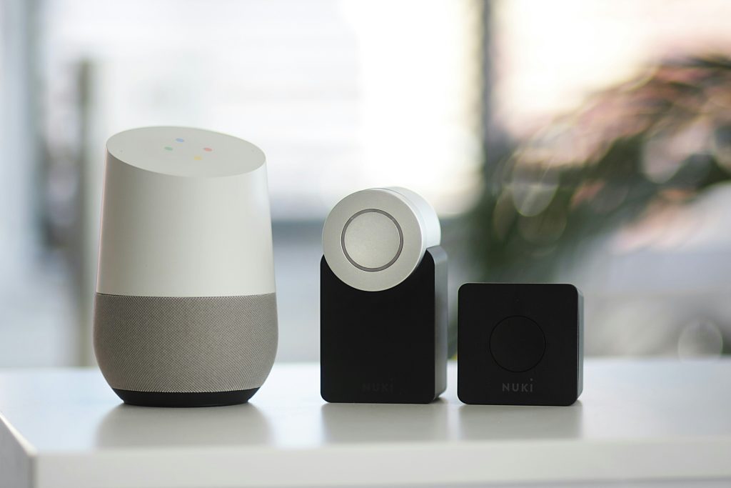 Foto AI: https://unsplash.com/photos/white-and-gray-google-smart-speaker-and-two-black-speakers-Fh3Dtg6QX4Q