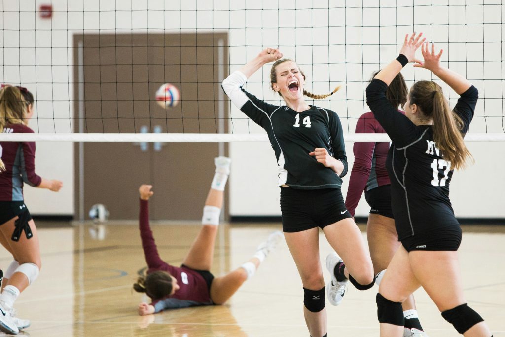 Sumber foto bola voli: https://unsplash.com/photos/women-playing-volleyball-inside-court-aZVpxRydiJk